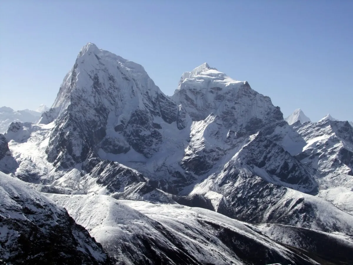 Cholatse Peak Expedition – 27 Days